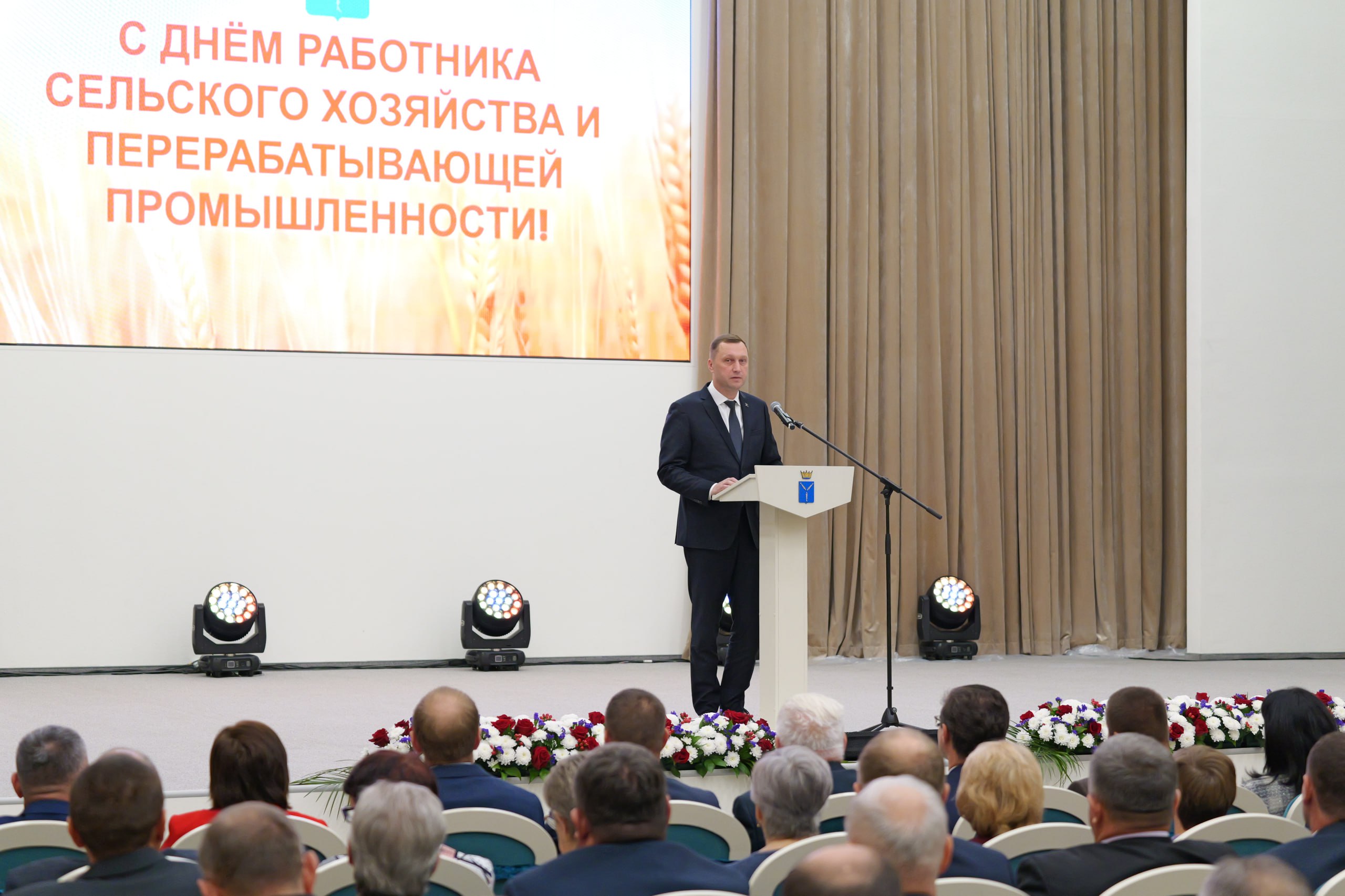 Роман Бусаргин наградил лучших аграриев Саратовской области